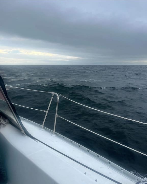 2–3 ft consistent whitecaps, blowing 15 — Gabriola Passage to Horseshoe Bay